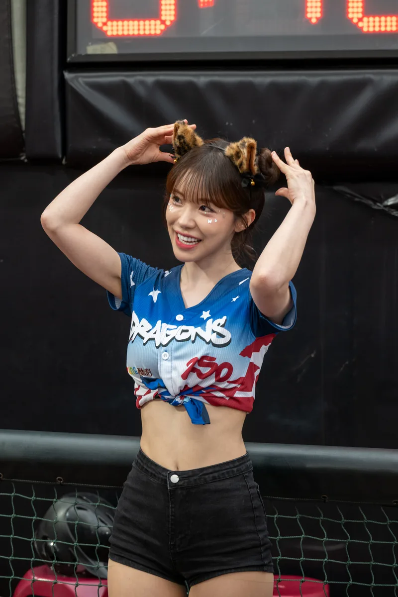 李多慧於2026年7月3日天母球場台美友好之夜戴動物耳飾