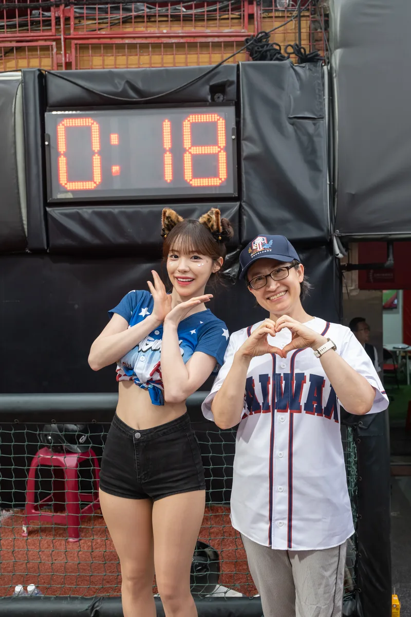 2026年7月3日李多慧與副總統蕭美琴在天母球場合照