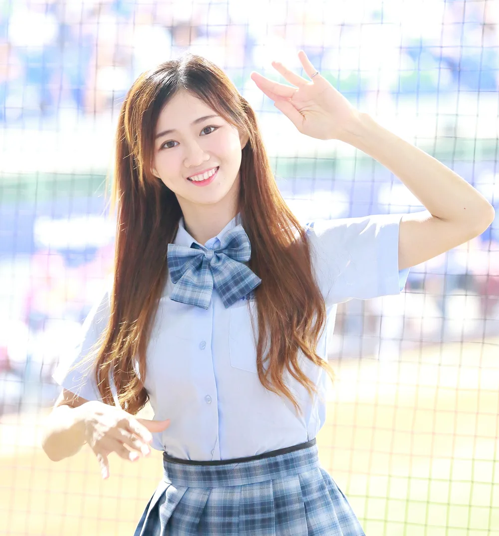 秀秀子於2020年在新莊球場穿制服風應援服揮手